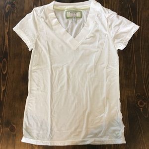 🦅 AEO - White Favorite T - Vneck - L